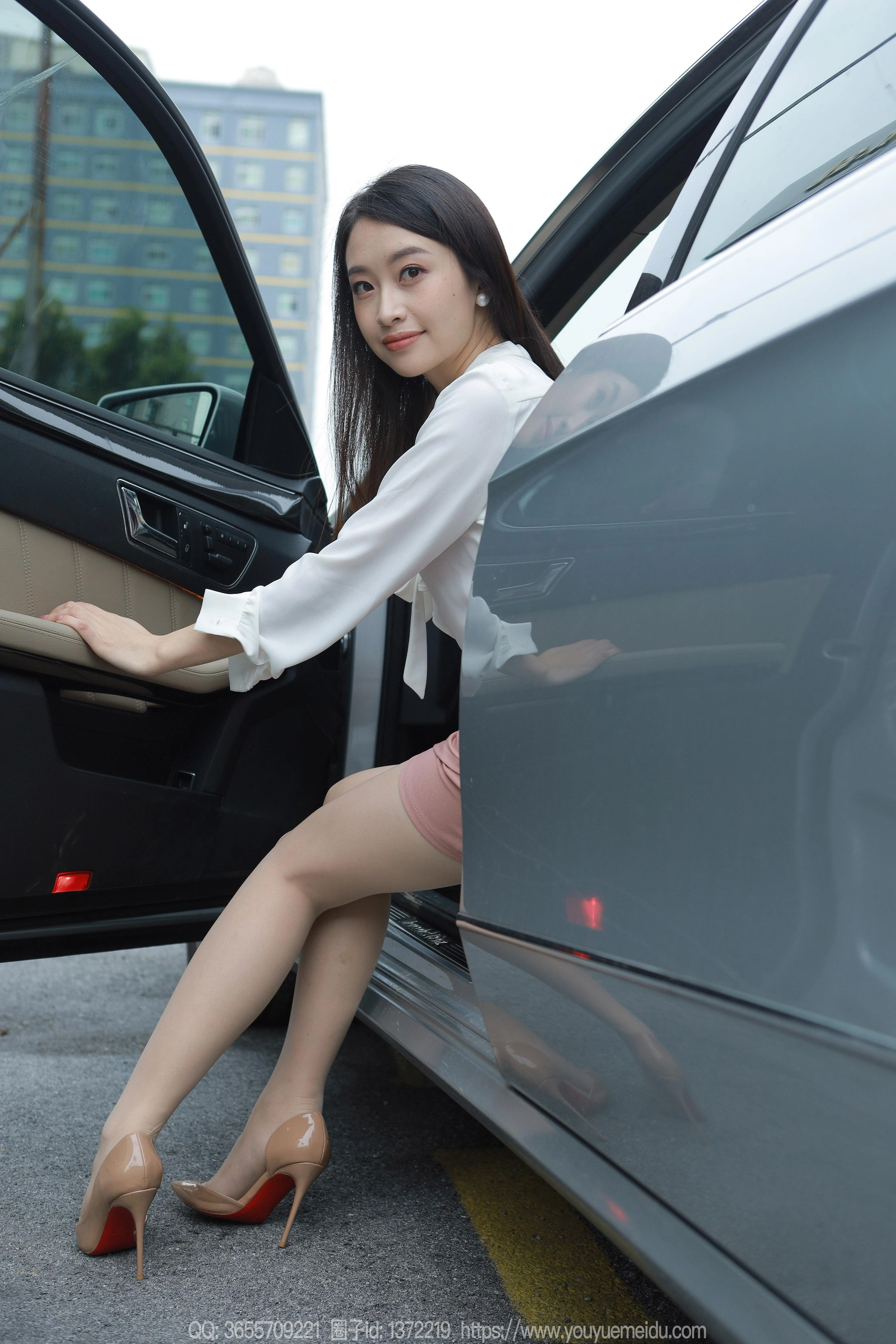 [IESS异思趣向] 2023.10.16 丝享家 1560 小婕《车里车外》 2